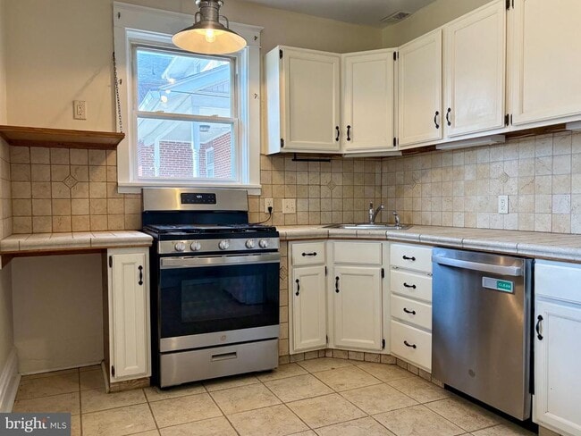 Building Photo - 616 N Front St