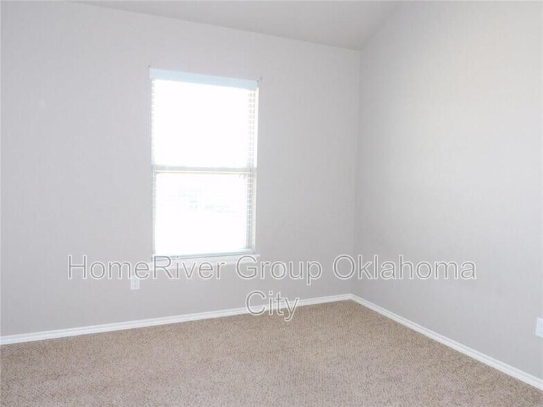 Building Photo - 1324 Eagle Dr