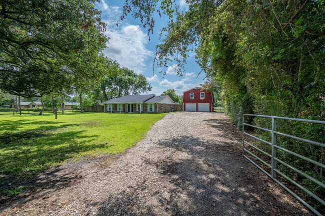 Building Photo - Rare Horse-Ready Property in Manvel