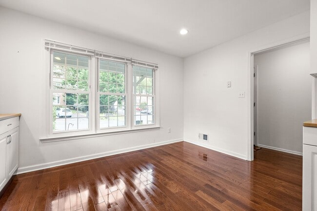 Building Photo - Lovely Home in Mendenhall Village