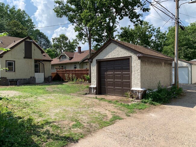single garage with off street parking - 4021 23rd Ave S