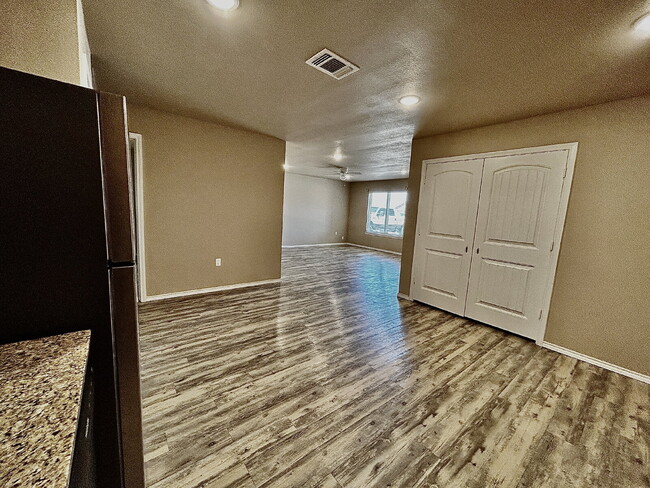 Building Photo - "Charming 3-Bedroom Haven with 2 Full Bath...