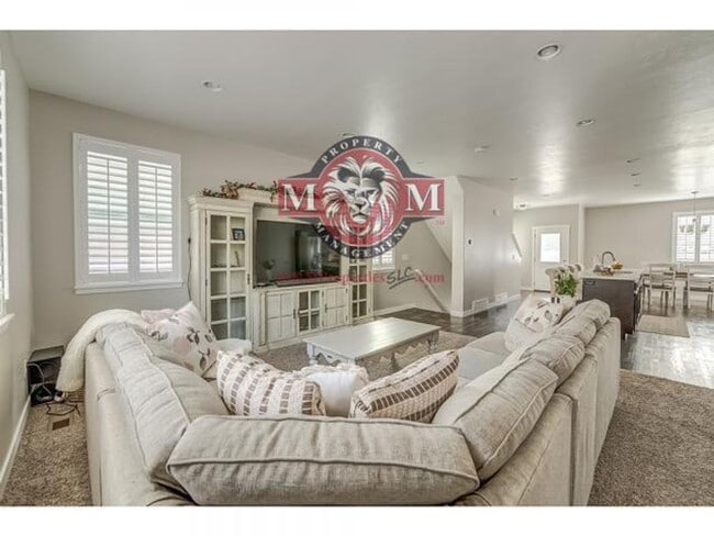 Building Photo - Beautiful 4 Bed 4 Bath Townhome in South J...