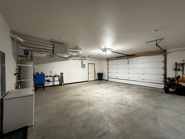 Building Photo - 3 Bed/2 Bath/2 Car Garage/Water Front Home