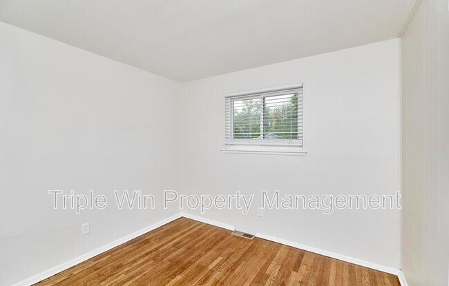 Building Photo - 803 Holiday Ave