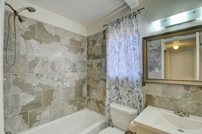 Building Photo - SPARKLING POOL! 4 BEDROOM