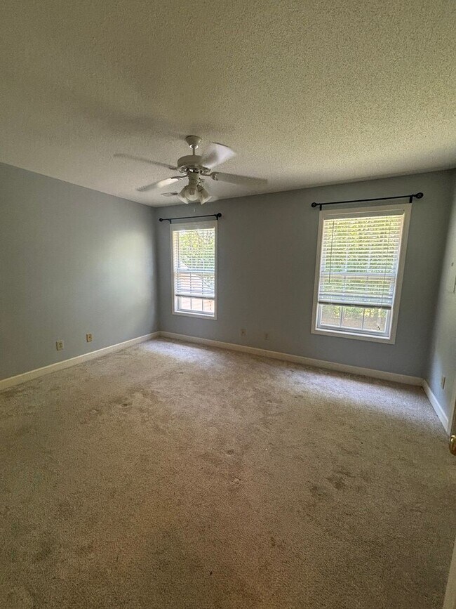 Building Photo - Beautifully Maintained Townhome In The Heart Of Town!