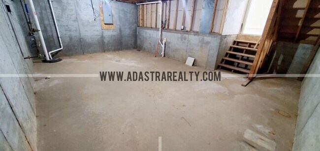 Building Photo - Gorgeous Updated Home in Blue Valley, South Overland Park-Available in APRIL!!