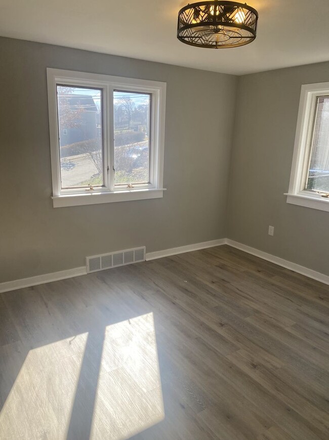 Building Photo - ADORABLE 2 BEDROOM / 1 BATH BRICK RANCH HOME - E McKEEPSPORT