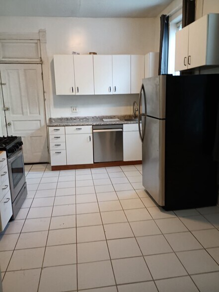 Building Photo - 1507 Elston N Ave