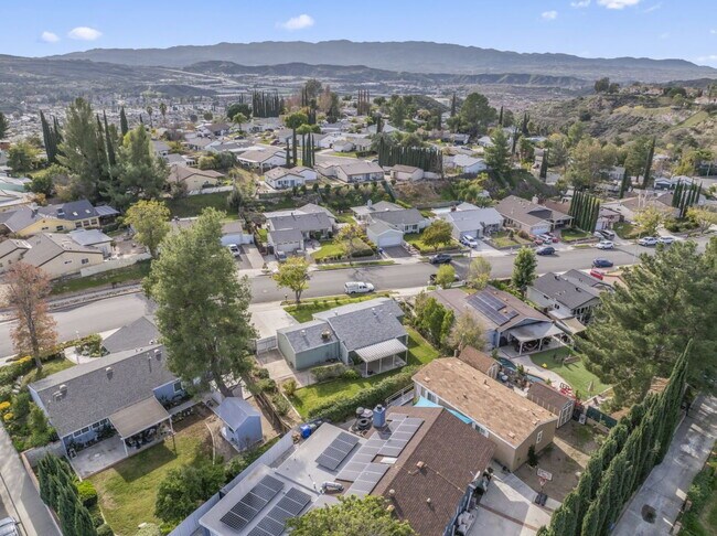 Building Photo - "Charming 2-Bed, 2-Bath Gem with RV Access in Santa Clarita!"