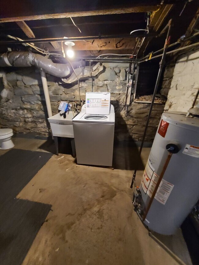 Building Photo - SPACIOUS 4 BEDROOM IN THE HEART OF OAKLAND