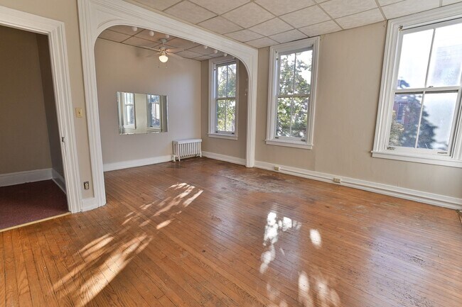 Building Photo - Large Single-Family Home on Boas St.