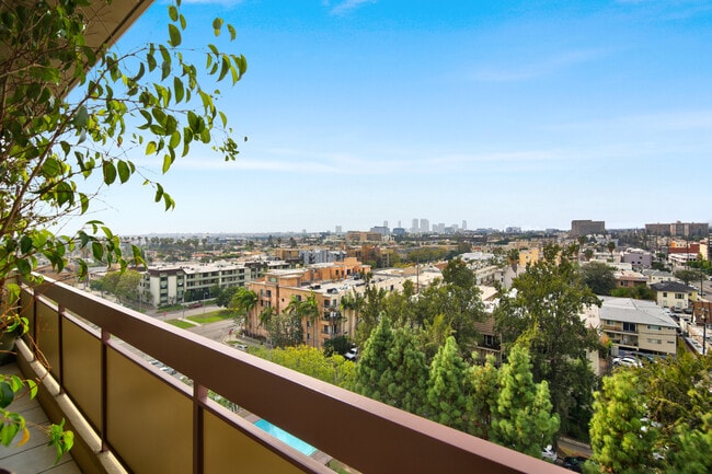 Building Photo - 321 S San Vicente Blvd