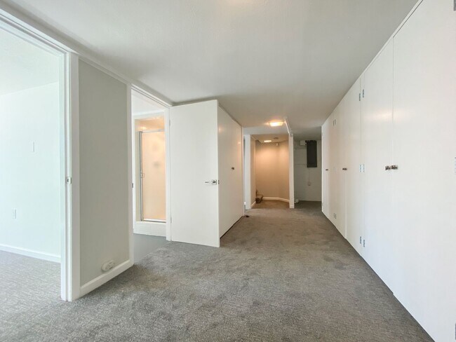 Building Photo - Stunning Mid-Century Home with Spectacular Southerly Views in Sought-After Terwilliger Heights!