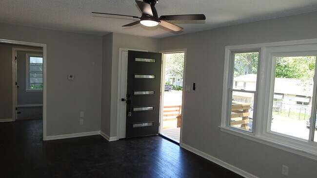 Building Photo - 3 bed 1 bath in Midtown KC