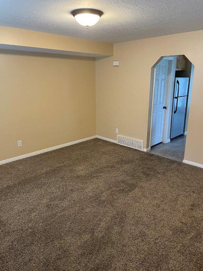 Building Photo - 2 Bed, 1.5 Bath Townhome in North Ogden with Private Patio – 2 Weeks Free Rent!