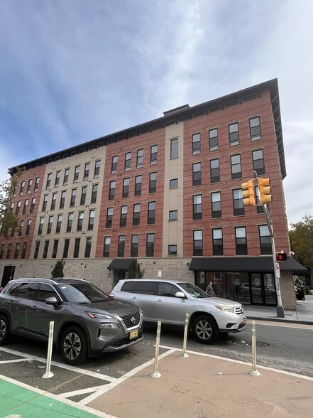 Building Photo - 130 Mallory Ave