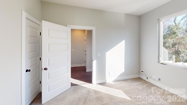 Building Photo - 423 Coxe Ave