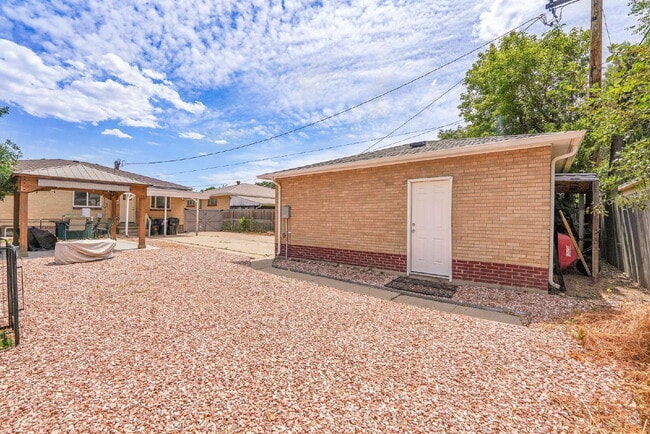 Building Photo - $3,195.00, 5 bed, 2 bath located in Denver
