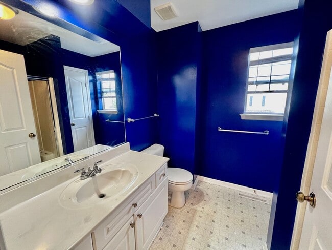 Building Photo - Stunning Castleton Condo