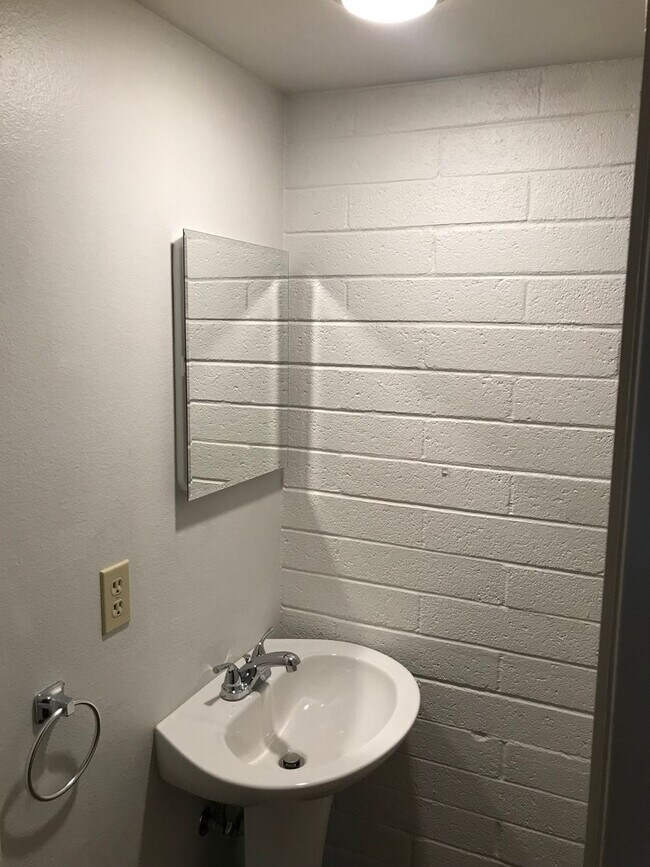 Building Photo - 2 bed 1 bath TH - Move in Special $700 off First Months Rent