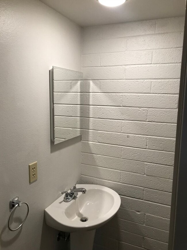 Building Photo - 2 bed 1.5 townhouse Scottsdale
