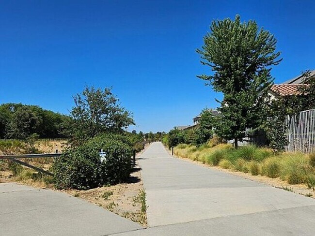 Building Photo - Upscale 2/2 Apartment in The Cannery!-$500...