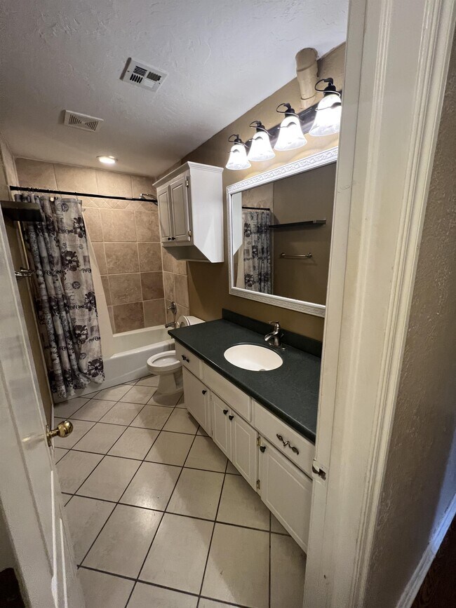 Building Photo - 628 Waterview Rd