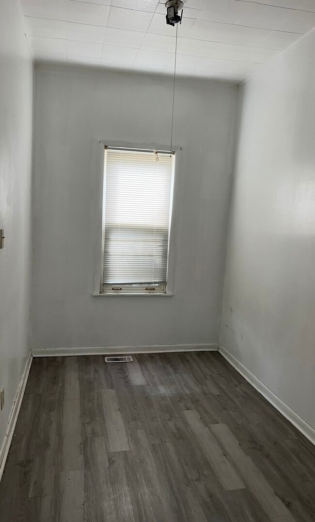 Building Photo - 404 155th St
