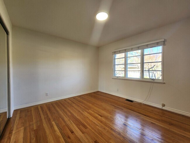Building Photo - Charming Single Family Home Located in Sou...