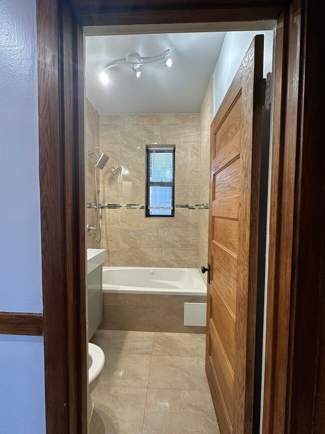 Building Photo - 1949 W Grace St