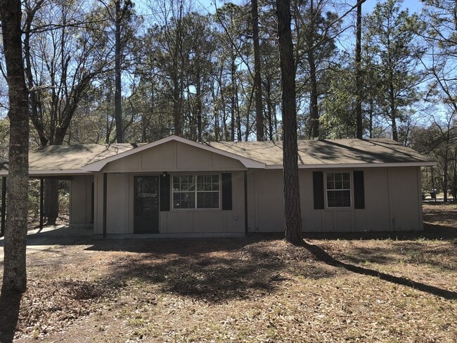 Building Photo - 3 Bed 1 Bath Home Available Soon !