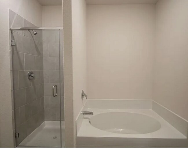 Building Photo - 5 Bedroom Available Now!