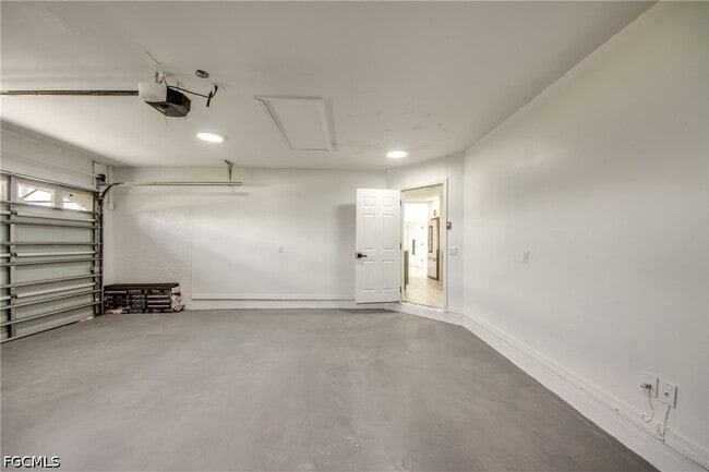 Building Photo - 412 NE 17th Pl