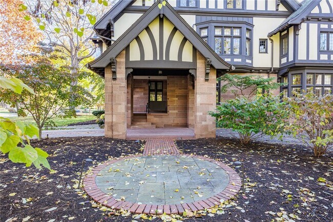 Building Photo - 901 East Ave