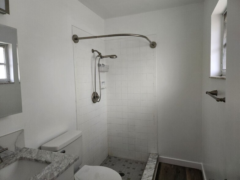 Building Photo - Cozy 2BR 1BA house in Buckingham Area RECENTLY REDUCED!