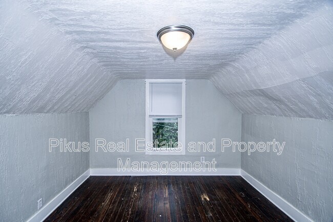 Building Photo - 487 Crouse St