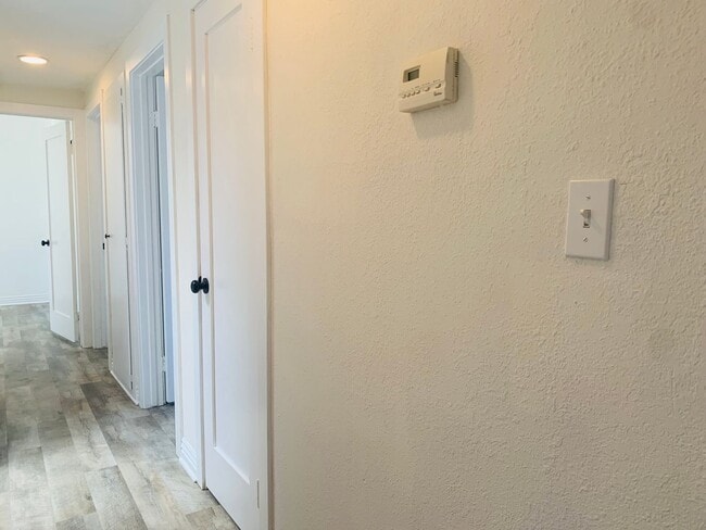 Building Photo - BEAUTIFUL 4 BEDROOM, 2 BATH SINGLE STORY HOME