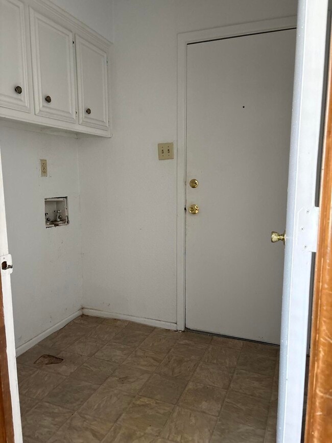 Building Photo - 6414 York Dr