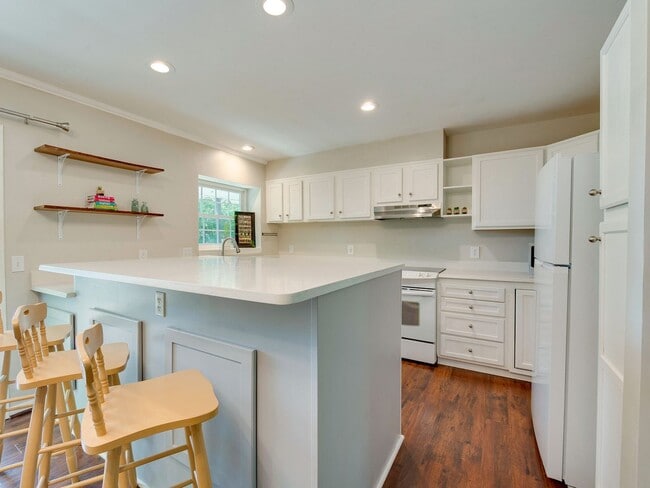 Building Photo - Check out this amazingly located 3 bed/2 b...
