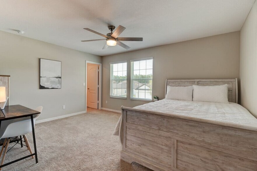 5th bedroom with walk in closet. - 509 Falcon Ridge Rd