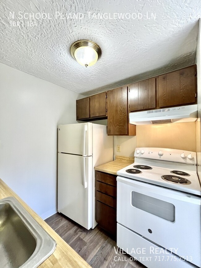 Building Photo - MOVE-IN READY! Top Floor! Roomy 1-Bed with...