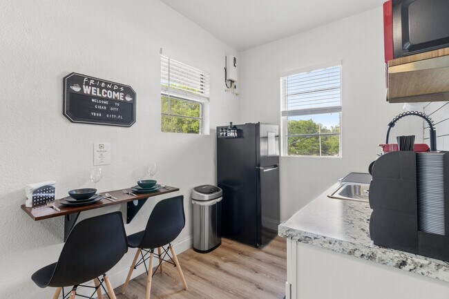 Building Photo - 911 E 23rd Ave