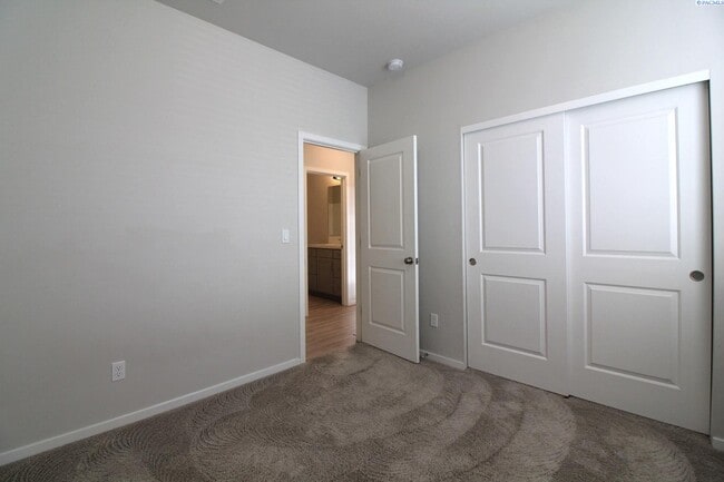 Building Photo - 3 Bed/2 Bath Townhouse in West Pasco!
