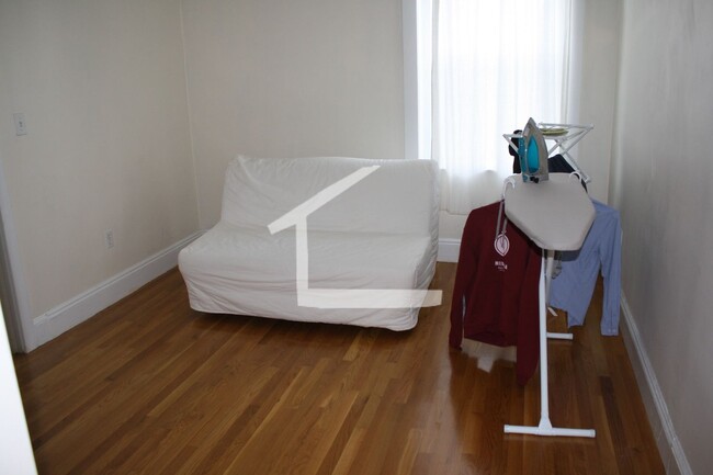 Building Photo - Great Brookline 4 Bed Apartment