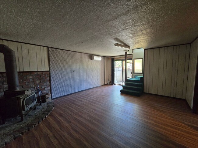 Building Photo - 2 Plus bedroom, 1 Bathroom House in Sedro ...