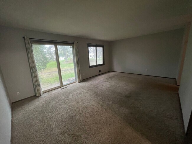 Building Photo - Spacious 3 BR / 2 BA Townhouse w/ Walkout ...
