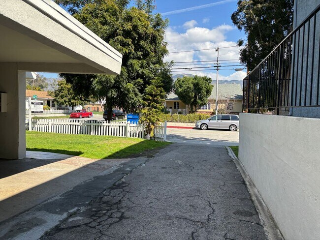 Building Photo - 1219-1223 S Lake St