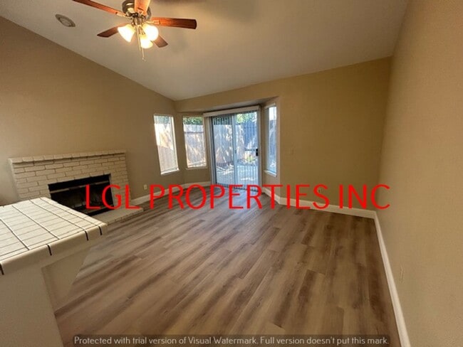 Building Photo - Very Nice Roseville 3 Bedroom 2 Bath Home